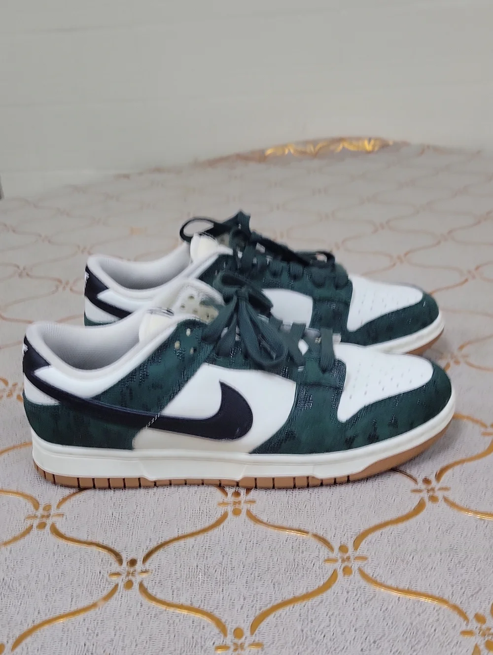 Nike Low-Top Sneakers in White & Dark Green